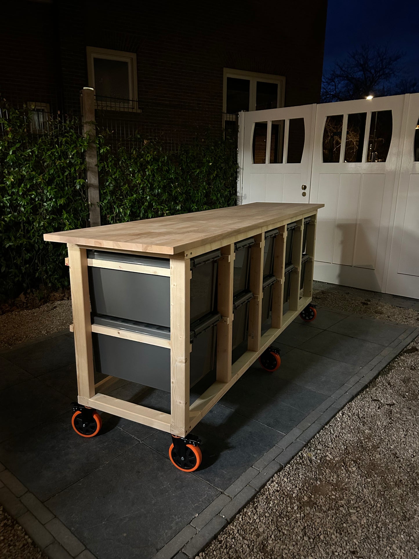 Robuuste verrijdbare werkbank met opbergbakken – massief hout